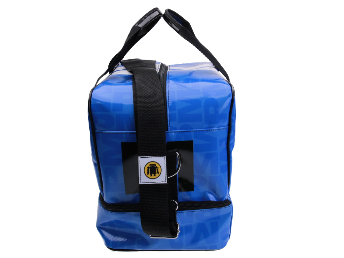 BLUE AND WHITE HAND LUGGAGE BAG 40 X 20 X 25 CM. MODEL FLYME MADE OF LORRY TARPAULIN. - Paul Meccanico