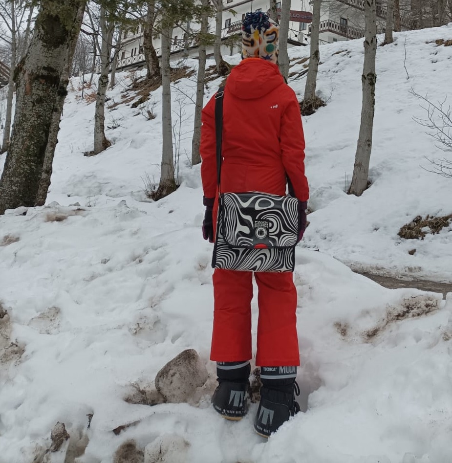 🌦️ 𝐂𝐨𝐧 𝐥𝐚 𝐩𝐢𝐨𝐠𝐠𝐢𝐚 𝐨 𝐜𝐨𝐧 𝐢𝐥 𝐬𝐨𝐥𝐞, 𝐜𝐨𝐧 𝐥𝐚 𝐧𝐞𝐯𝐞 𝐨 𝐜𝐨𝐧 𝐥𝐚 𝐧𝐞𝐛𝐛𝐢𝐚… 𝐥𝐞 𝐧𝐨𝐬𝐭𝐫𝐞 𝐛𝐨𝐫𝐬𝐞 𝐬𝐢 𝐚𝐝𝐚𝐭𝐭𝐚𝐧𝐨 𝐚 𝐪𝐮𝐚𝐥𝐬𝐢𝐚𝐬𝐢 𝐬𝐢𝐭𝐮𝐚𝐳𝐢𝐨𝐧𝐞.
Impermeabili, resistenti e dallo stile inconfondibile: le borse Paul Meccanico nascono per accompagnarti ovunque, con ogni clima e in ogni avventura.
👉 LINK IN BIO
#PaulMeccanico #BorseImpermeabili #BorseMadeInItaly #DesignItaliano #UrbanStyle #OutdoorElegance #RainProof #EveryWeatherBag #ModaSostenibile #AccessoriDiStile #ItalianDesign #FunctionalFashion #ResistenteConStile #HandmadeInItaly #BorseArtigianali