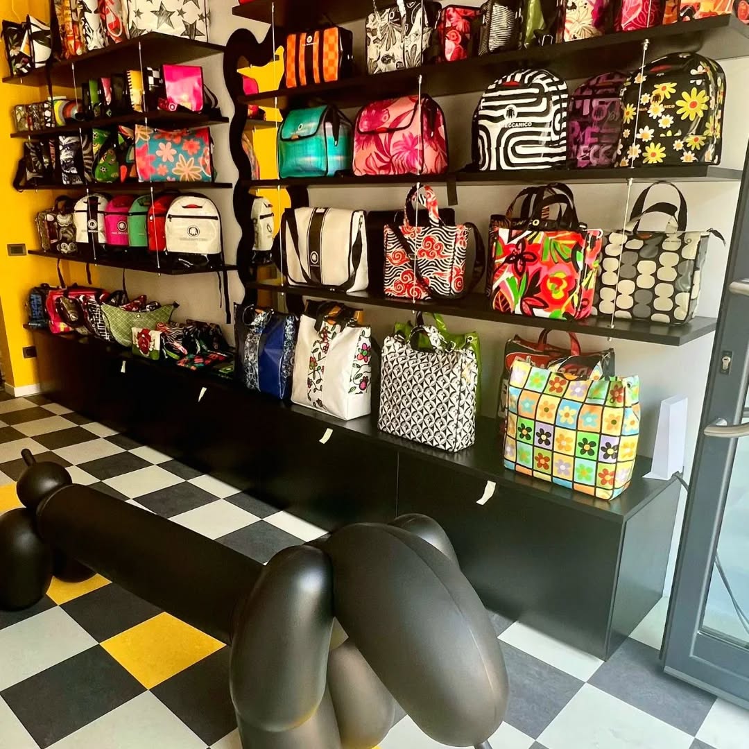 🚨 𝗘̀ 𝗨𝗙𝗙𝗜𝗖𝗜𝗔𝗟𝗘! 🚨
Siamo entusiasti di annunciare che il nostro "factory store" di Sarnano ha un nuovo indirizzo!

Ci trovi ora in:
Via Don Minzoni, 115
A soli 60 metri di distanza, ma con un mondo di nuove opportunità e uno stile che riflette ancora meglio il mondo Paul Meccanico.

Orari di apertura:
Lunedì: 16:00 - 20:00
da Martedì a Domenica:
09:30 - 13:00 e 16:00 - 20:00

Elena e Maria vi aspettano!
.
.
.
.
#PaulMeccanico #PaulMeccanicobags #PaulMeccanicoSarnano #PaulMeccanicoMarche #Sarnano #SarnanoTurismo #borghipiùbelliditalia #lemarche #lemarcheitaly #regionemarche #lemarcheretail #shoplemarche #bagstorelemarche #bagstoresarnano #retailsarnano #modasarnano #lemarcheshopping #lemarcheshoppingbags #tipicitàmarchigiane