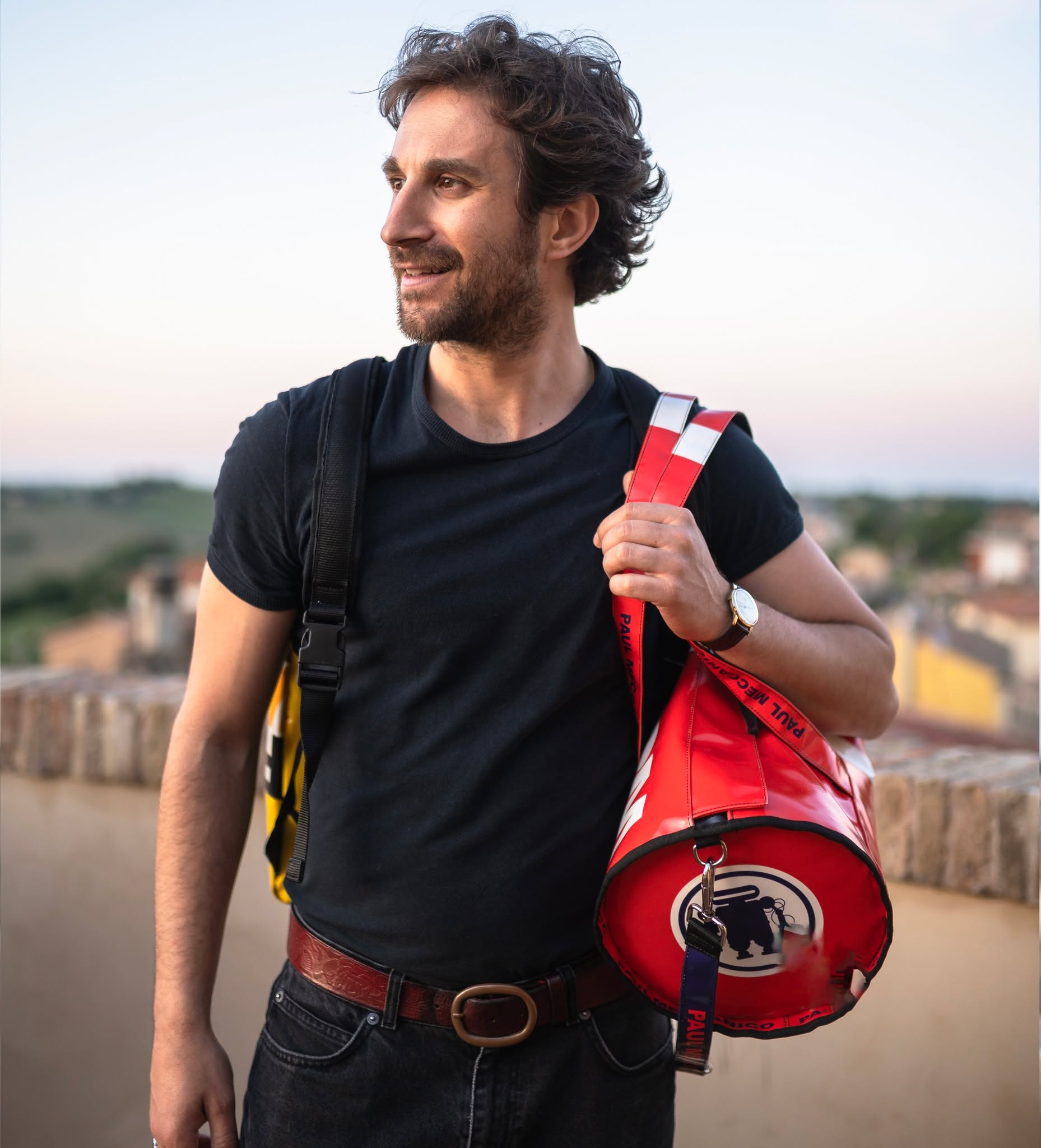 Stai cercando una borsa sportiva che unisca stile e funzionalità? Il Maxi bauletto #Rolling è la scelta perfetta!

Design rotondo e spazioso: Porta con te tutto il necessario per la palestra o i tuoi viaggi.
Versatilità al top: Indossala a tracolla o portala a mano, per un look sempre alla moda.
Glamour e praticità: Si distingue per la sua estetica accattivante, rendendola un must-have per chi ama essere stiloso anche in movimento.

👉 Scopri di più qui: https://paulmeccanico.it/pm/pezzi-unici/maxi-bauletto-rolling/
.
Foto di @marcosantinellii
.
#PaulMeccanico #MaxiBauletto #Rolling #BorsaSportiva #Fashion #Style #UniqueDesign #MadeInItaly #Accessori #BorseDiDesign #Palestra #TravelStyle #SportyChic #Fashionista #Lifestyle #Borse #Artigianato #FashionAddict #Trendy #numberedbags #uniquebags #uniquepieces #bagshop #travelbag #sportsbag #gymbag #Greenloop