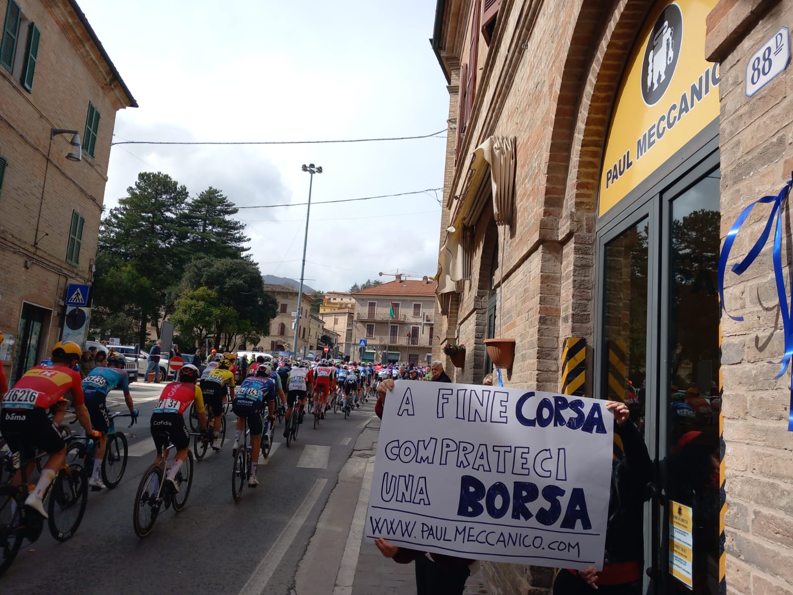Durante il passaggio della #TirrenoAdriatica, dal nostro Store è sbucato questo cartello! 😂

Chi ha detto che soffrire in bici non può essere seguito da un po' di shopping? 🚴👜
👉 www.paulmeccanico.com
.
.
.
#SarnanoInBorsa #BorseConIronia #SportEStile #ShoppingDivertente #PaulMeccanico #PaulMeccanicobags #PaulMeccanicoSarnano #PaulMeccanicoMarche #ciclismodaridere #ironiadalweb