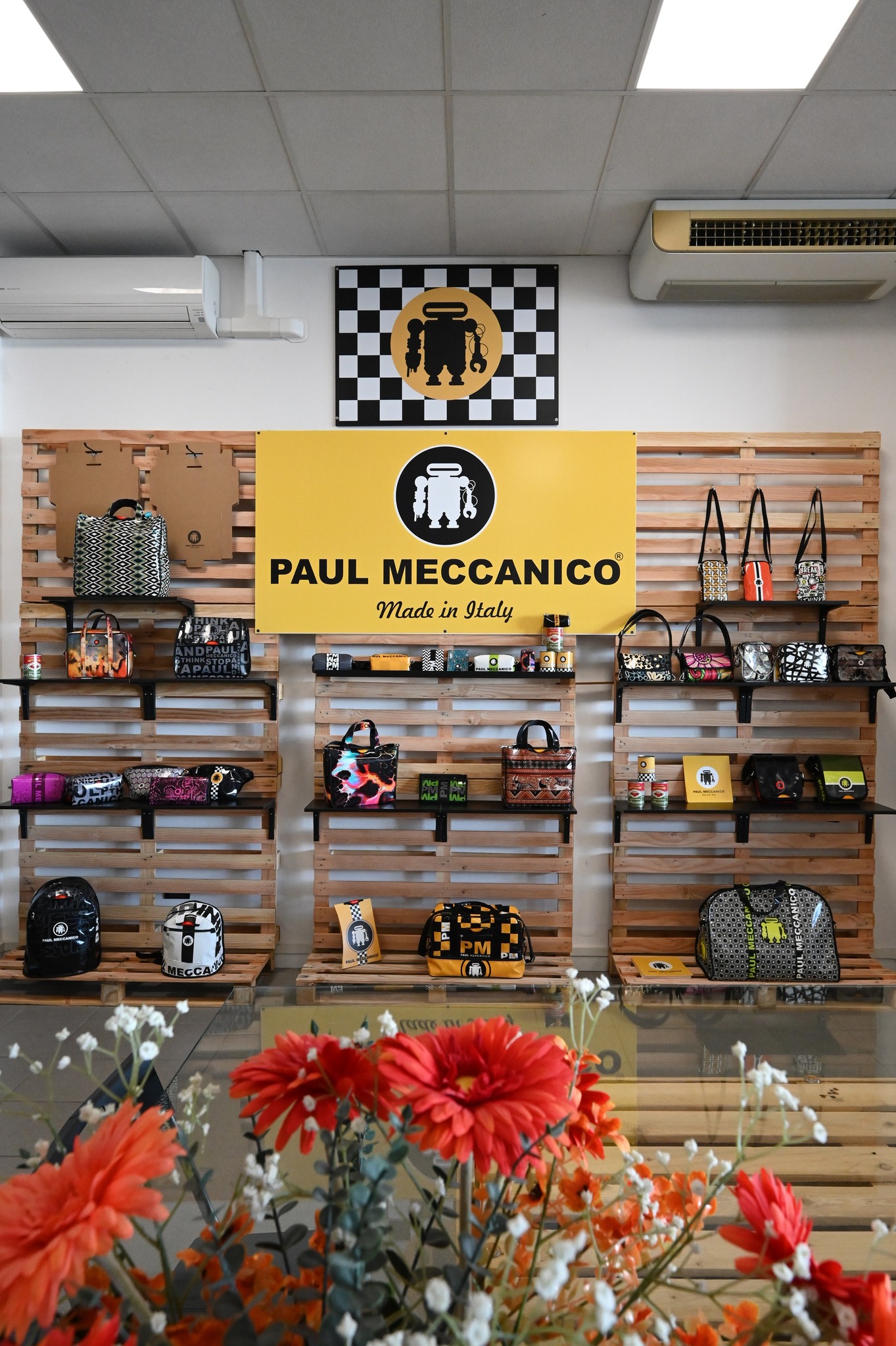 𝐍𝐔𝐎𝐕𝐀 𝐓𝐀𝐏𝐏𝐀 𝐏𝐄𝐑 𝐋𝐎 𝐒𝐓𝐈𝐋𝐄 𝐏𝐀𝐔𝐋 𝐌𝐄𝐂𝐂𝐀𝐍𝐈𝐂𝐎!
Siamo felici di annunciarvi che le nostre 𝐛𝐨𝐫𝐬𝐞, 𝐜𝐢𝐧𝐭𝐮𝐫𝐞 𝐞 𝐚𝐜𝐜𝐞𝐬𝐬𝐨𝐫𝐢 𝐚𝐫𝐭𝐢𝐠𝐢𝐚𝐧𝐚𝐥𝐢 sono ora disponibili anche da 𝐂.𝐃.𝐑. 😊
📍 Le nostre creazioni vi aspettano ad Osimo, in Via della Sbrozzola 171, dove Luciana & Co vi accoglieranno con entusiasmo e tanto stile.
Il 𝐂𝐞𝐧𝐭𝐫𝐨 𝐃𝐨𝐫𝐢𝐜𝐨 𝐑𝐢𝐜𝐚𝐦𝐛𝐢 è da sempre un punto di riferimento per la 𝐪𝐮𝐚𝐥𝐢𝐭𝐚̀ 𝐞 𝐥’𝐞𝐜𝐜𝐞𝐥𝐥𝐞𝐧𝐳𝐚 𝐧𝐞𝐥 𝐦𝐨𝐧𝐝𝐨 𝐝𝐞𝐠𝐥𝐢 𝐞𝐥𝐞𝐭𝐭𝐫𝐨𝐝𝐨𝐦𝐞𝐬𝐭𝐢𝐜𝐢, ma ora ha scelto di aprire le sue porte anche al 𝐝𝐞𝐬𝐢𝐠𝐧 𝐞 𝐚𝐥𝐥’𝐚𝐫𝐭𝐢𝐠𝐢𝐚𝐧𝐚𝐥𝐢𝐭𝐚̀ 𝐏𝐀𝐔𝐋 𝐌𝐄𝐂𝐂𝐀𝐍𝐈𝐂𝐎 — un connubio inedito tra tecnologia, cura dei dettagli e creatività Made in Italy.
#PaulMeccanico #CentroDoricoRicambi #Osimo #MadeInMarche #ArtigianatoMarchigiano #BorseArtigianali #AccessoriItaliani #CreativitàMarchigiana #StileItaliano #MadeInItaly