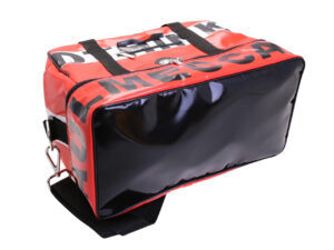 RED HAND LUGGAGE BAG 40 X 20 X 25 CM. MODEL FLYME MADE OF LORRY TARPAULIN. - Image 6