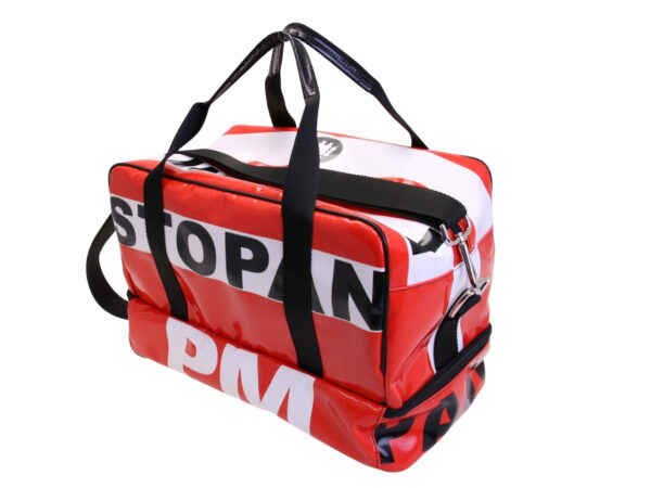 RED HAND LUGGAGE BAG 40 X 20 X 25 CM. MODEL FLYME MADE OF LORRY TARPAULIN. - Image 3