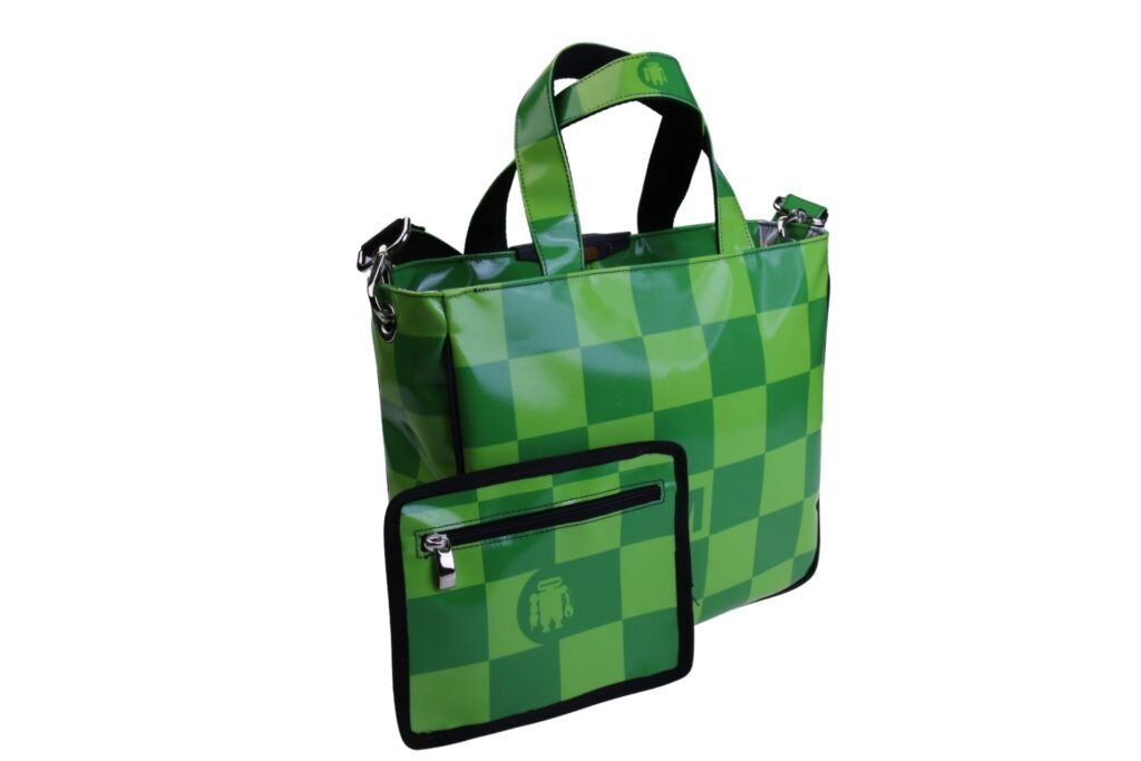 ..TOTE VERDE CON FANTASIA A SCACCHI. MODELLO GLAM REALIZZATO CON TELONI DI CAMION.