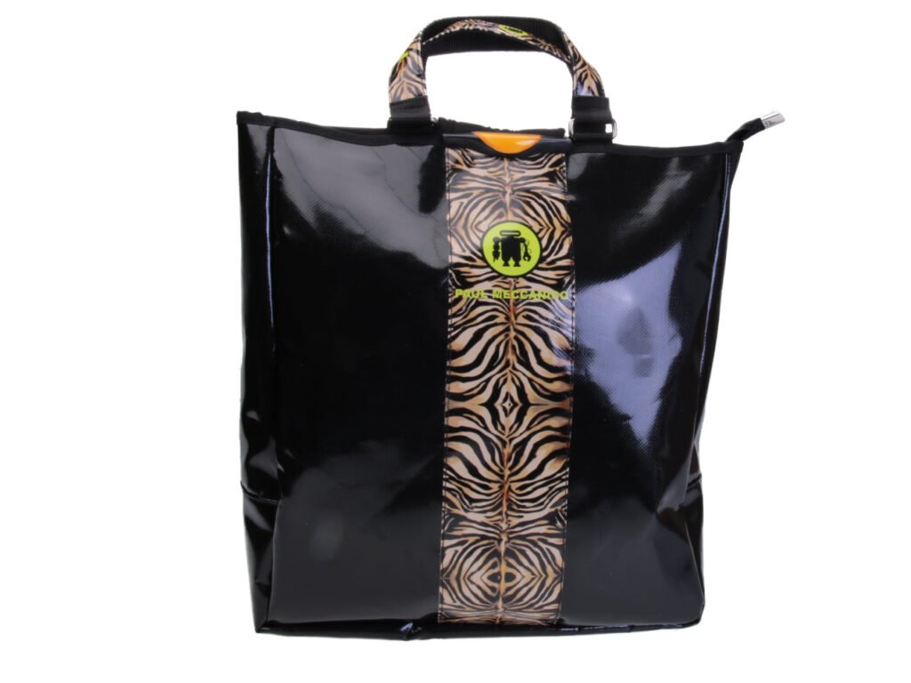 CARTELLA E ZAINO 2 IN 1 DI COLORE NERO CON FANTASIA ANIMALIER. MODELLO IBRIDO REALIZZATO CON TELONI DI CAMION.