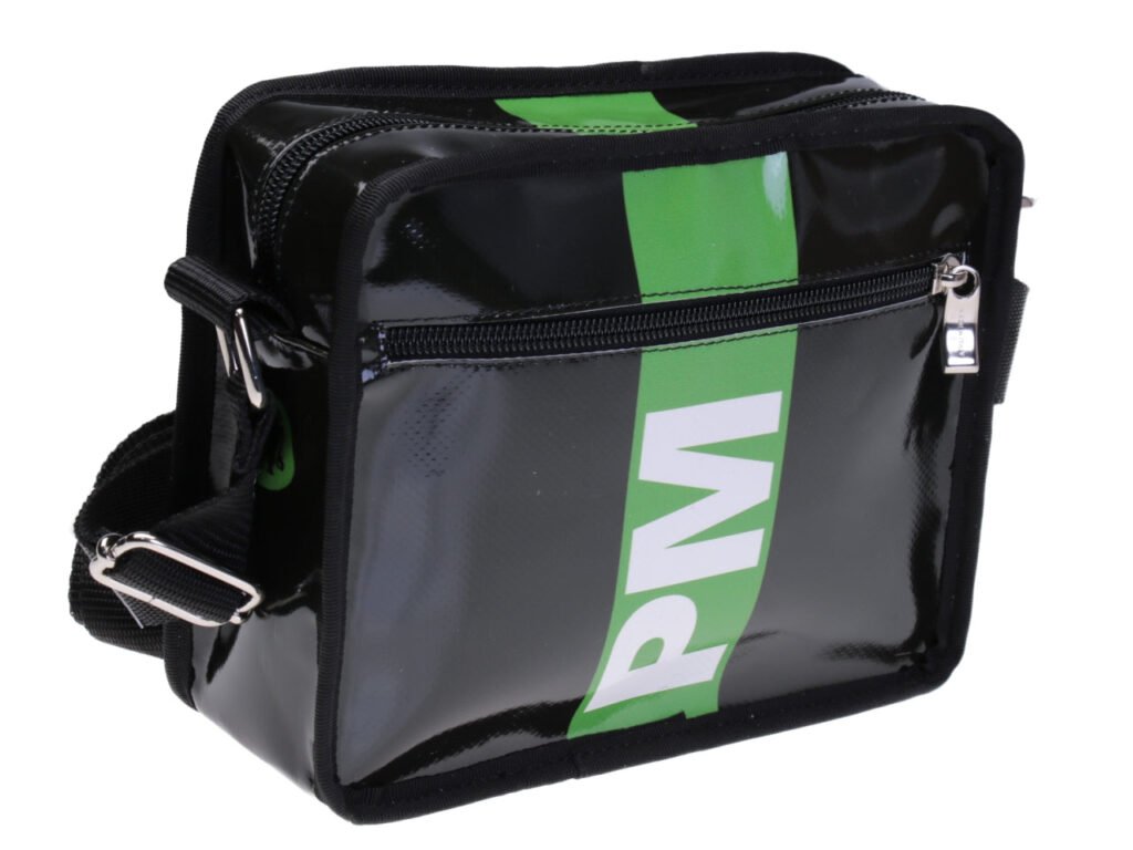 BORSA CROSSBODY GENDERLESS NERA E VERDE. MODELLO FRIK REALIZZATO CON TELONI DI CAMION.