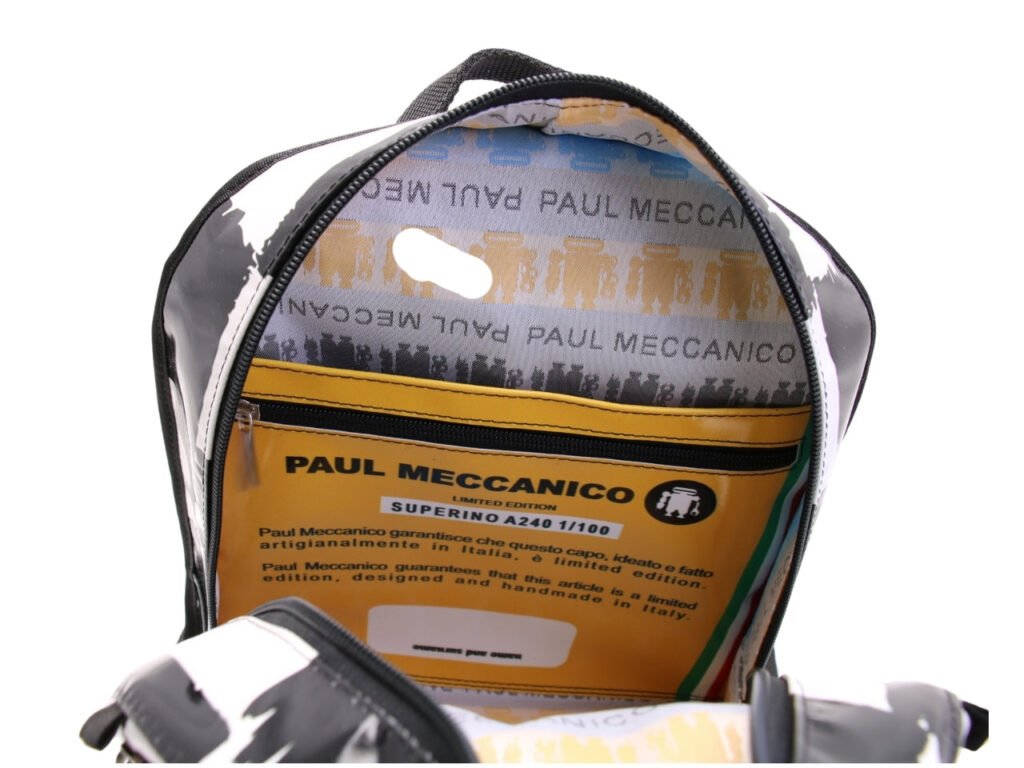 ...ZAINO IN BIANCO E NERO CON FANTASIA A SCACCHI. MODELLO SUPERINO REALIZZATO CON TELONI DI CAMION.