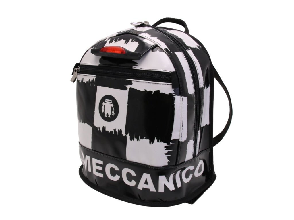 ...ZAINO IN BIANCO E NERO CON FANTASIA A SCACCHI. MODELLO SUPERINO REALIZZATO CON TELONI DI CAMION.