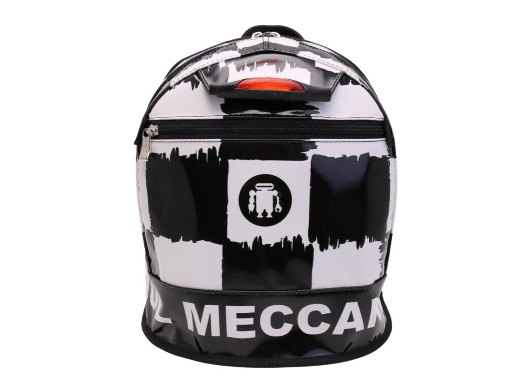 ...ZAINO IN BIANCO E NERO CON FANTASIA A SCACCHI. MODELLO SUPERINO REALIZZATO CON TELONI DI CAMION.