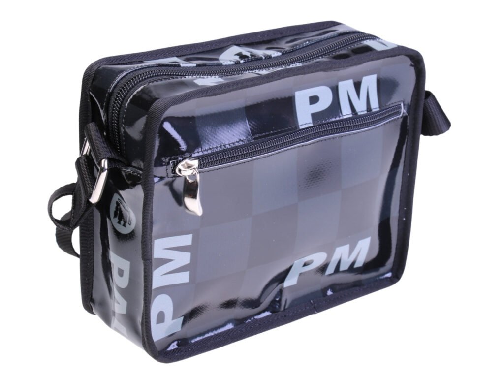 ..BORSA A TRACOLLA NERA E GRIGIA CON FANTASIA A SCACCHI. MODELLO FRIK REALIZZATO CON TELONI DI CAMION.