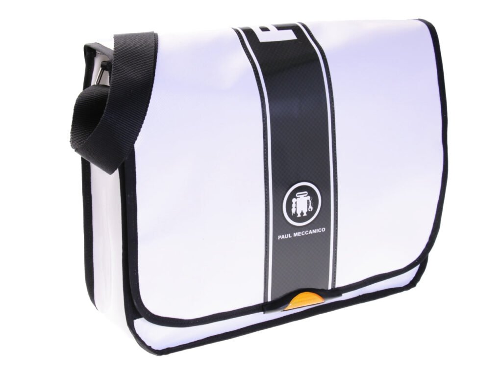 BORSA MESSENGER BIANCA. MODELLO SPOT REALIZZATO CON TELONI DI CAMION.