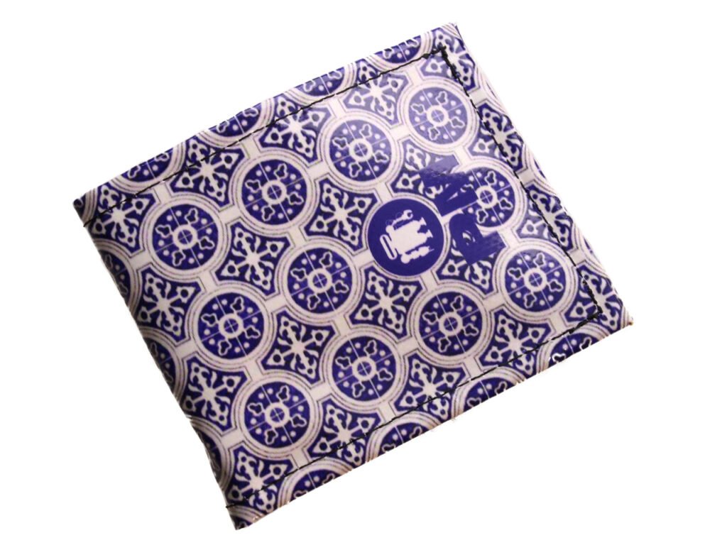 PORTAFOGLIO DA UOMO ROYAL E BIANCO CON FANTASIA MAIOLICA. MODELLO CRIK REALIZZATO CON TELONI DI CAMION.