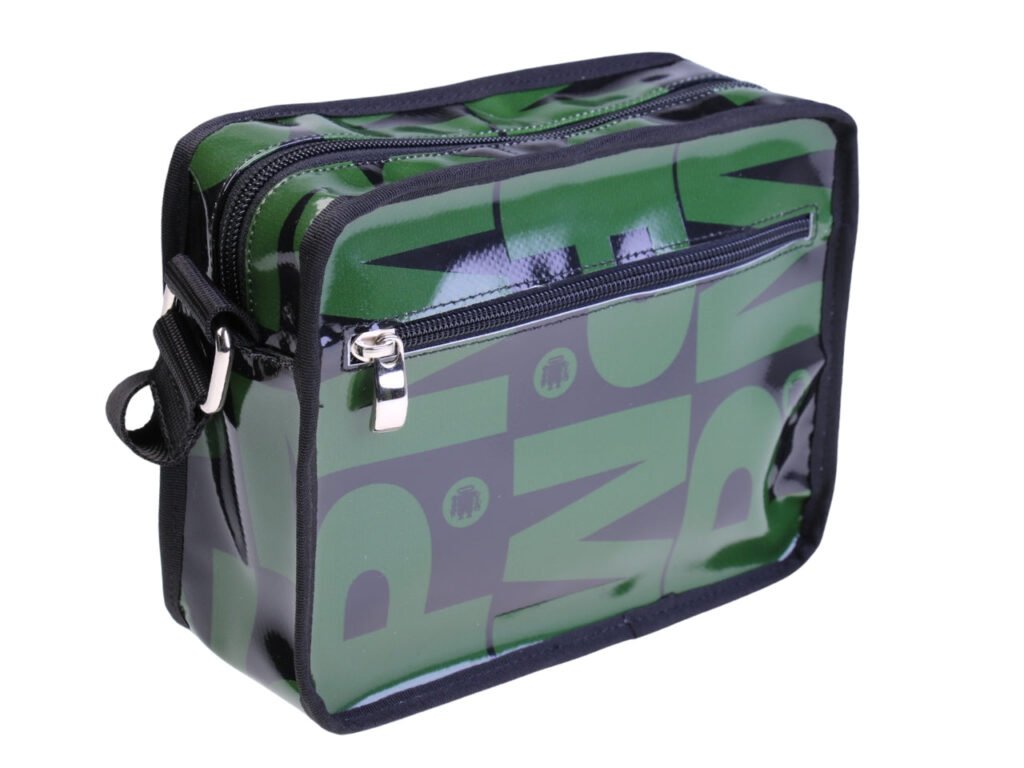 ..BORSA A TRACOLLA GENDERLESS NERA E VERDE SCURO CON FANTASIA DI LETTERE. MODELLO FRIK REALIZZATO CON TELONI DI CAMION.