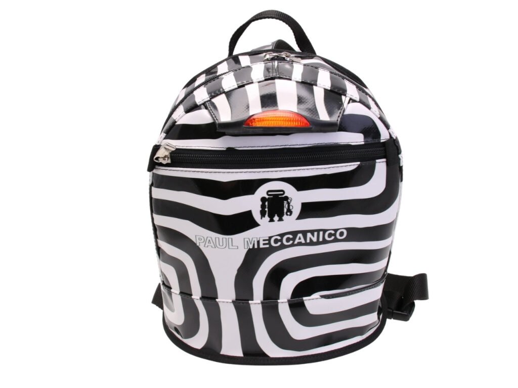 ...ZAINO CON FANTASIA IN BIANCO E NERO. MODELLO SUPERINO REALIZZATO CON TELONI DI CAMION.