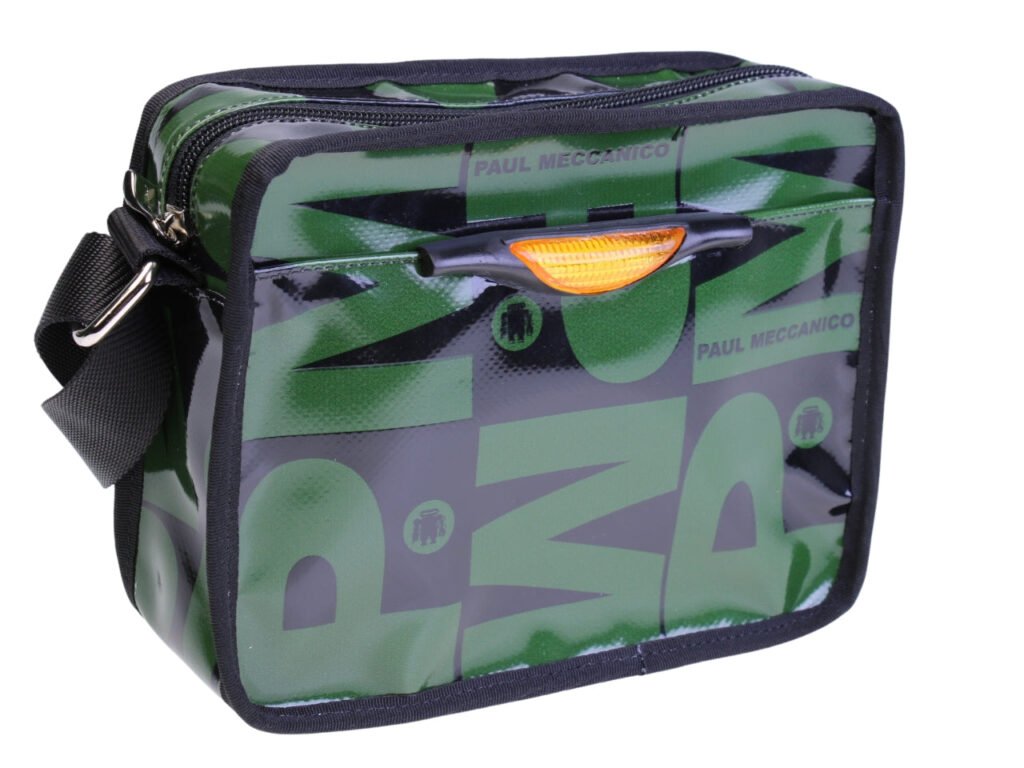 ..BORSA A TRACOLLA GENDERLESS NERA E VERDE SCURO CON FANTASIA DI LETTERE. MODELLO FRIK REALIZZATO CON TELONE DI CAMION.