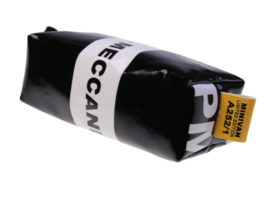 ...ASTUCCIO PER MATITE IN BIANCO E NERO.