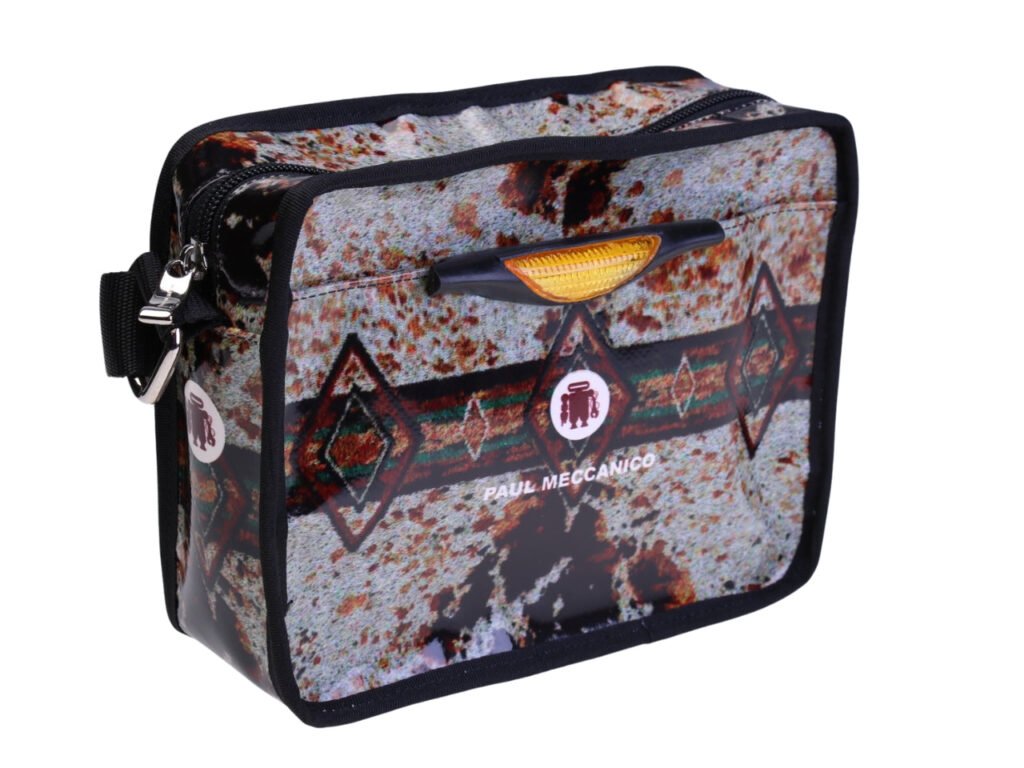 ...BORSA A TRACOLLA SENZA GENERE CON STILE INDIANO. MODELLO FRIK REALIZZATO CON TELONI DI CAMION.