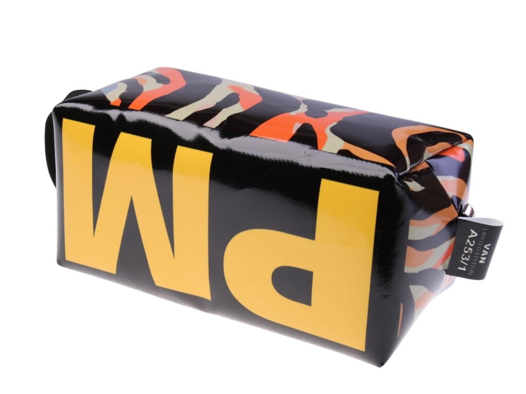 ...BEAUTY CASE MULTICOLORE CON FANTASIA ASTRATTA