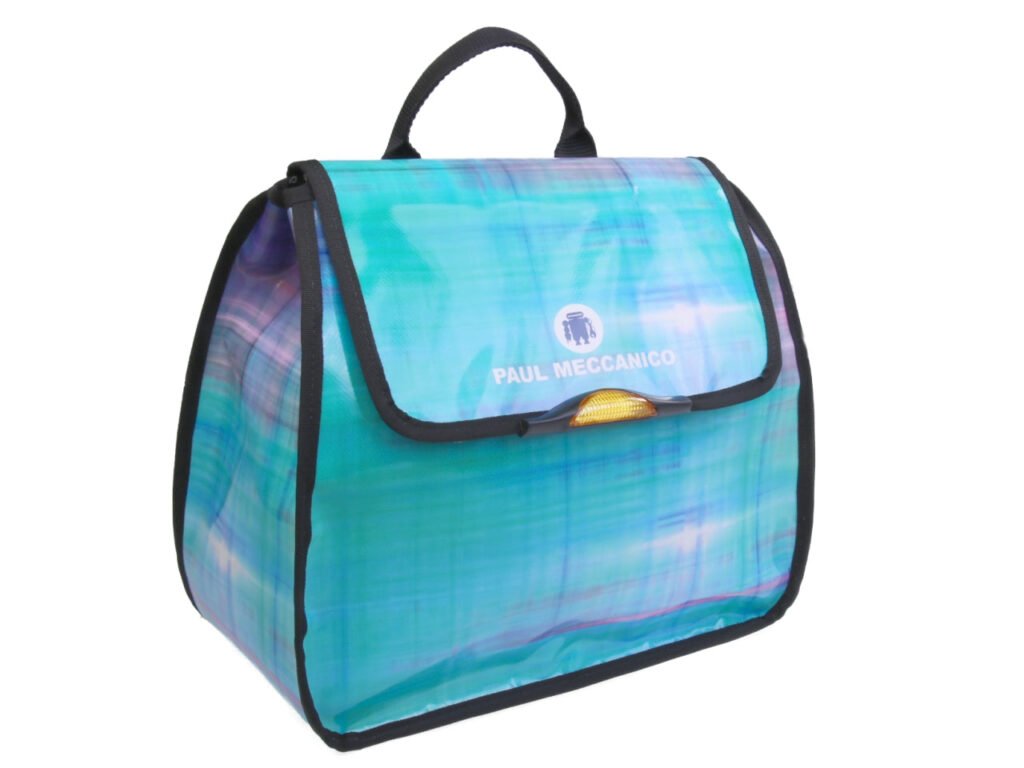 "SCHIENA" DA DONNA DI COLORE BLU CHIARO. MODELLO IN POLPA DI CELLULOSA REALIZZATO CON TELONI DI CAMION.