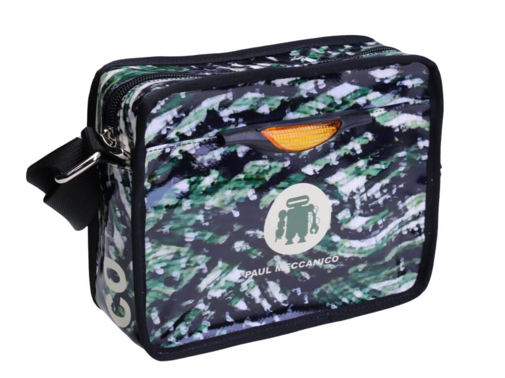 ...BORSA A TRACOLLA GENDERLESS CON FANTASIA CAMOUFLAGE. MODELLO FRIK REALIZZATO CON TELONI DI CAMION.