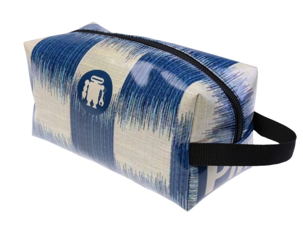 ...BEAUTY CASE BLU E BIANCO CON EFFETTO "JEANS"