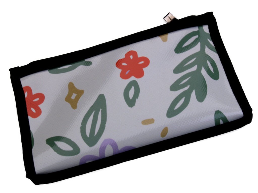 PORTAFOGLIO GRANDE DA DONNA BEIGE CON FANTASIA FLOREALE. FOSSA MODELLO REALIZZATA CON TELONI DI CAMION. - Edizione limitata Paul Meccanico