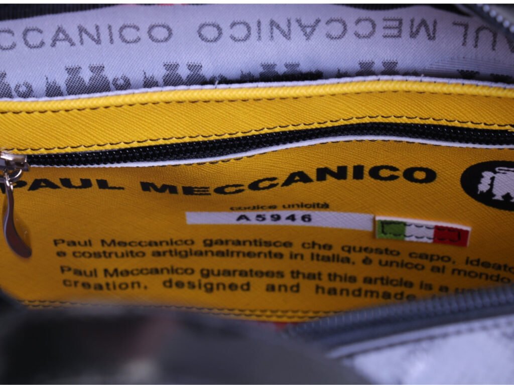 BORSA DA DONNA RETTANGOLARE NERA E ARANCIONE CON FANTASIA A SCACCHI. MODELLO PINCA REALIZZATO CON TELONI DI CAMION.