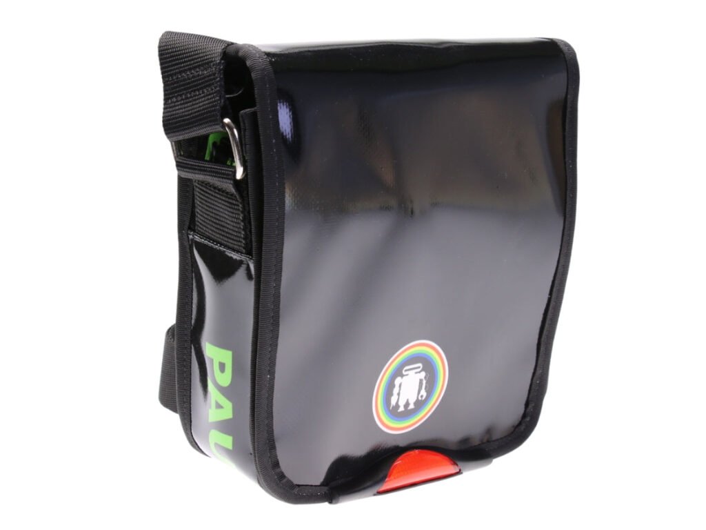 ...BORSA A TRACOLLA NERA. MODELLO MIPOK IN TELONE DA CAMION.