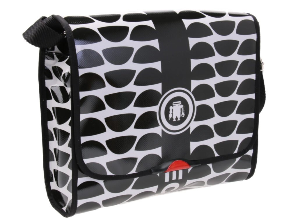 MAXI BORSA A TRACOLLA BIANCA E NERA. MODELLO BREAK REALIZZATO IN TELONE CAMION.