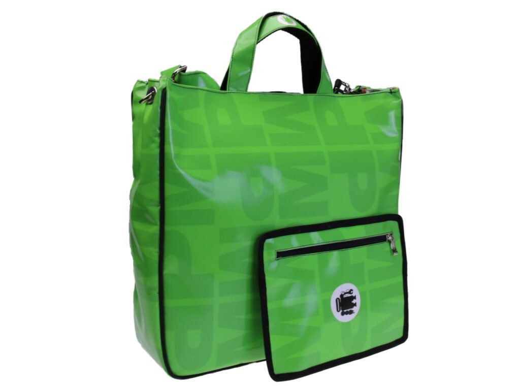 MAXI TOTE BAG VERDE MELA CON FANTASIA DI LETTERE. MODELLINO DI AIRSTONE REALIZZATO CON TELONI DI CAMION.