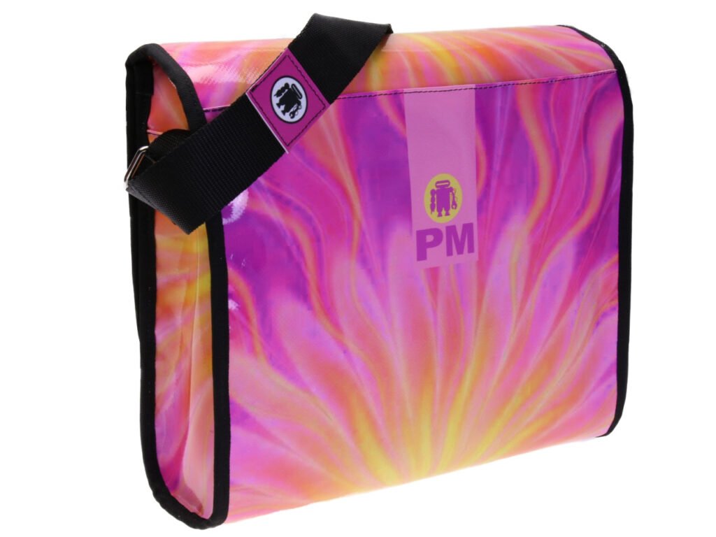 BORSA CROSSBODY GIALLA E FUCSIA FANTASIA TIE DYE. MODELLO DI ROTTURA REALIZZATO CON TELONI DI CAMION.