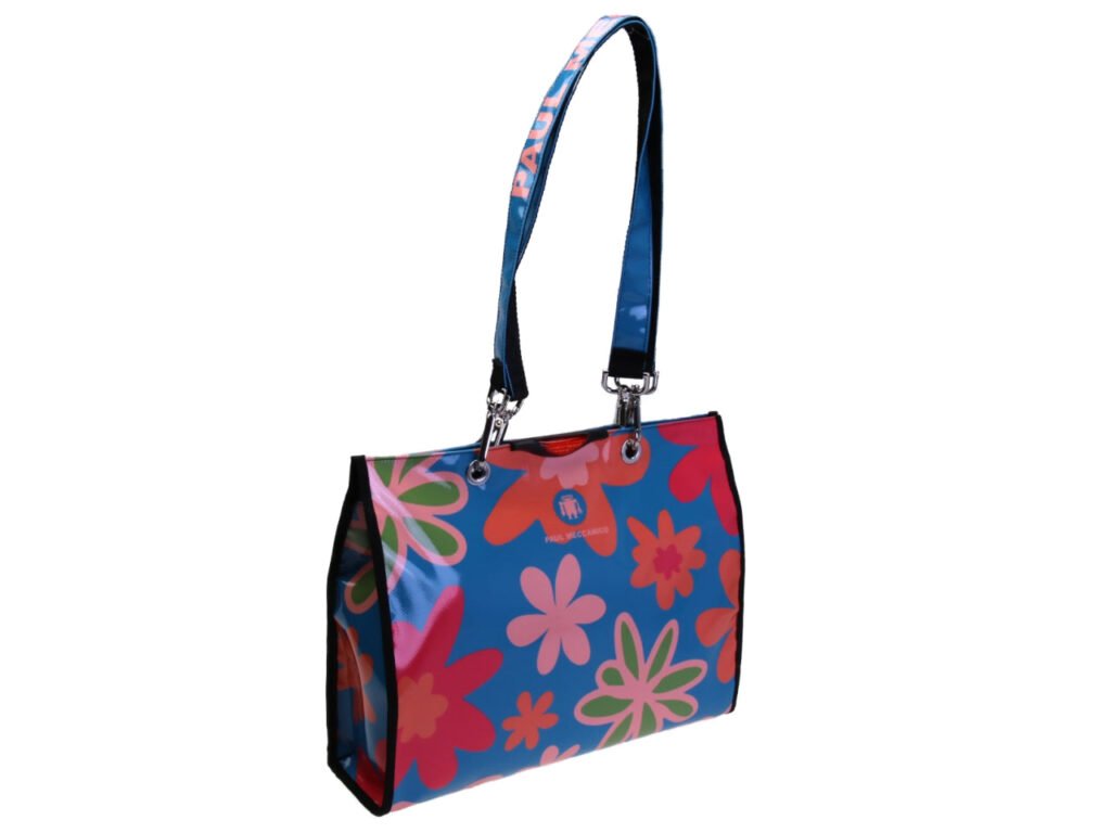 BORSA SHOPPER AZZURRA CON FANTASIA FLOREALE. MODELLO PEPE REALIZZATO CON TELONI DI CAMION.