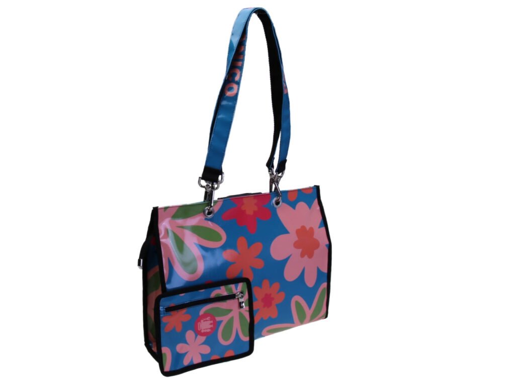 BORSA SHOPPER AZZURRA CON FANTASIA FLOREALE. MODELLO PEPE REALIZZATO CON TELONI DI CAMION.