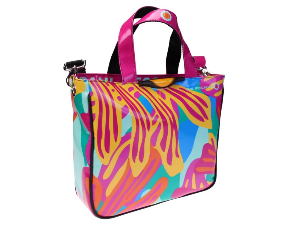 .... TOTE BAG FUXIA CON FANTASIA FLOREALE. MODELLO GLAM REALIZZATO CON TELONI DI CAMION.