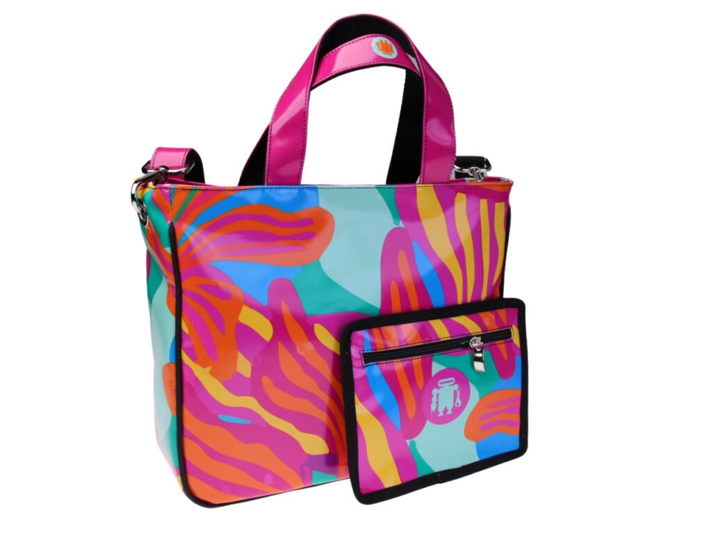 .... TOTE BAG FUXIA CON FANTASIA FLOREALE. MODELLO GLAM REALIZZATO CON TELONI DI CAMION.