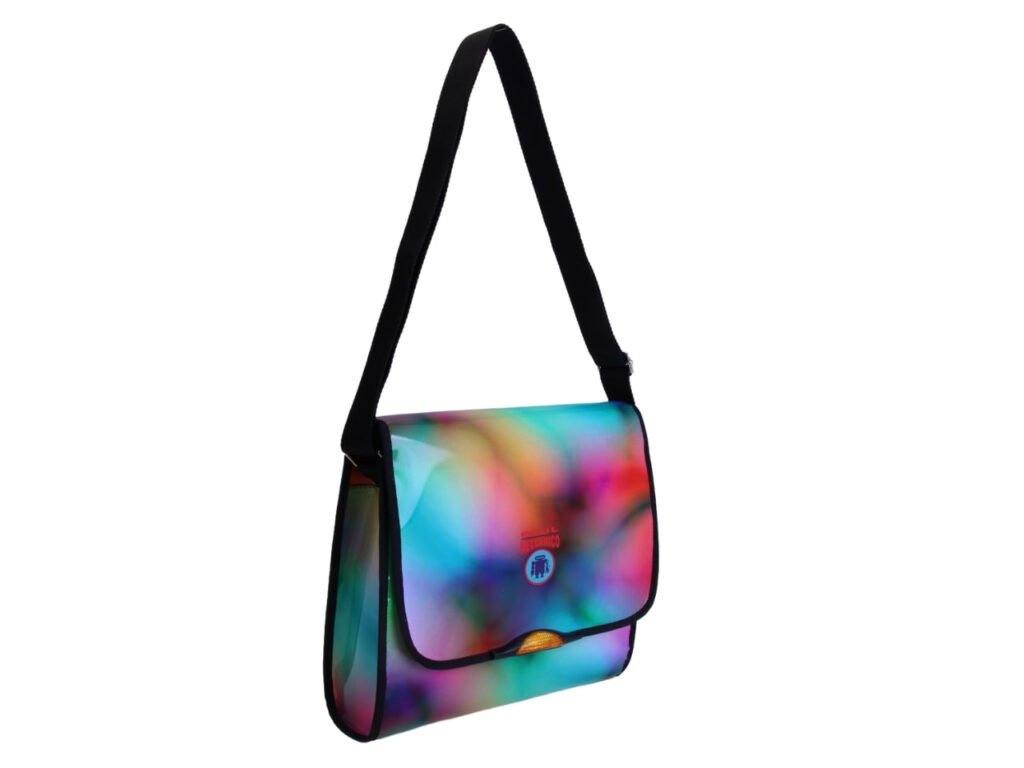 BORSA CROSSBODY CON FANTASIA TIE DYE. MODELLO DI ROTTURA REALIZZATO CON TELONI DI CAMION.