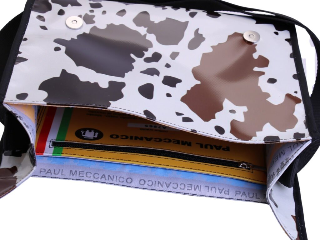 BORSA CROSSBODY IN BIANCO SPORCO CON FANTASIA CAMOUFLAGE. MODELLO DI ROTTURA REALIZZATO CON TELONI DI CAMION.