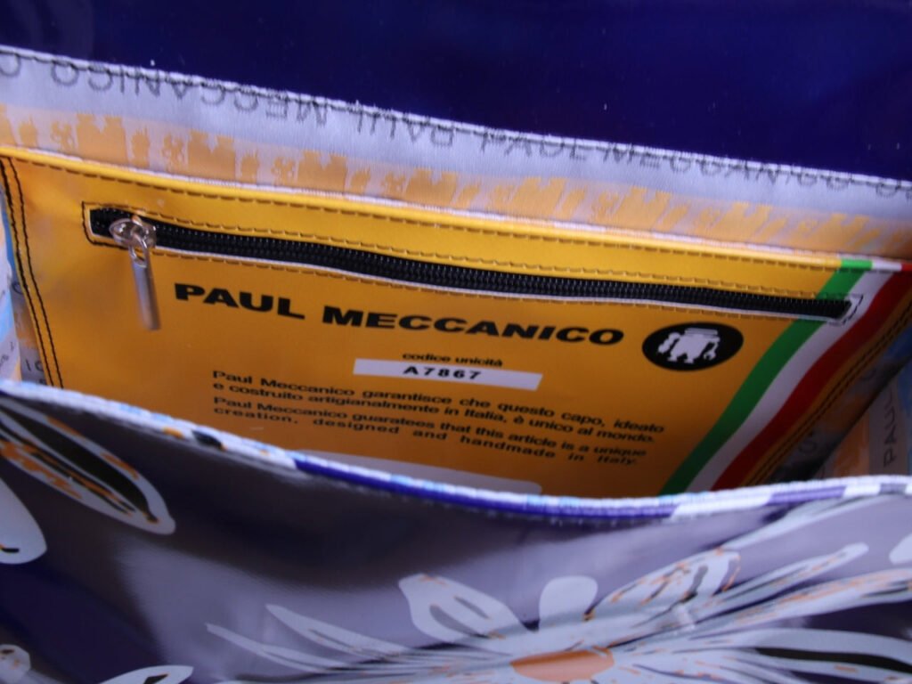 BORSA CROSSBODY BLU CON FANTASIA FLOREALE. MODELLO DI ROTTURA REALIZZATO CON TELONI DI CAMION.