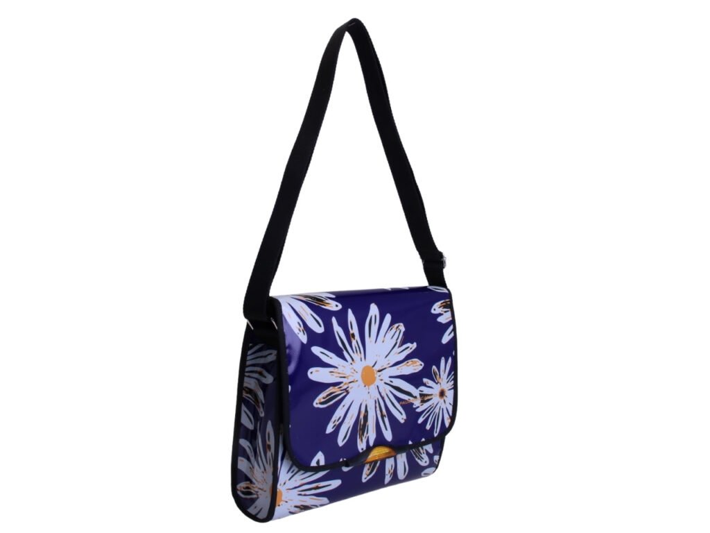 BORSA CROSSBODY BLU CON FANTASIA FLOREALE. MODELLO DI ROTTURA REALIZZATO CON TELONI DI CAMION.