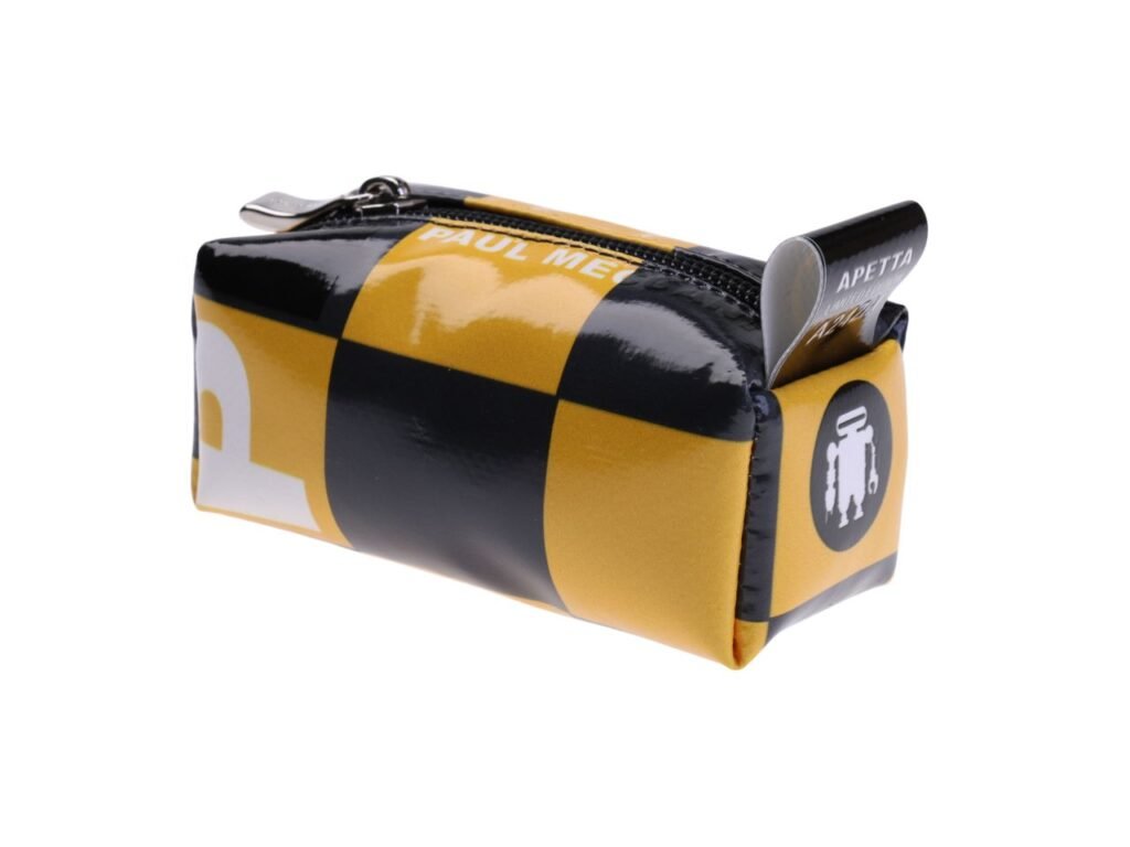 ...PORTACHIAVI A FORMA DI PORTAMATITE NEI COLORI NERO E GIALLO CON FANTASIA A SCACCHI.