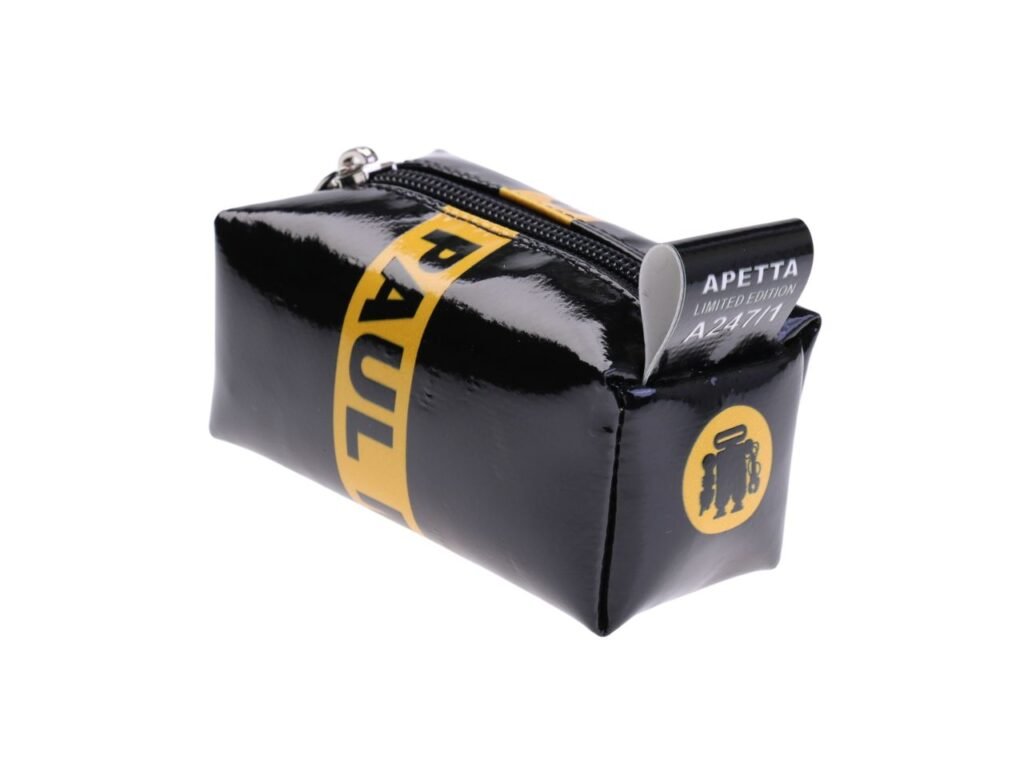 ...PORTACHIAVI CON DESIGN A MATITA NEI COLORI NERO E GIALLO.