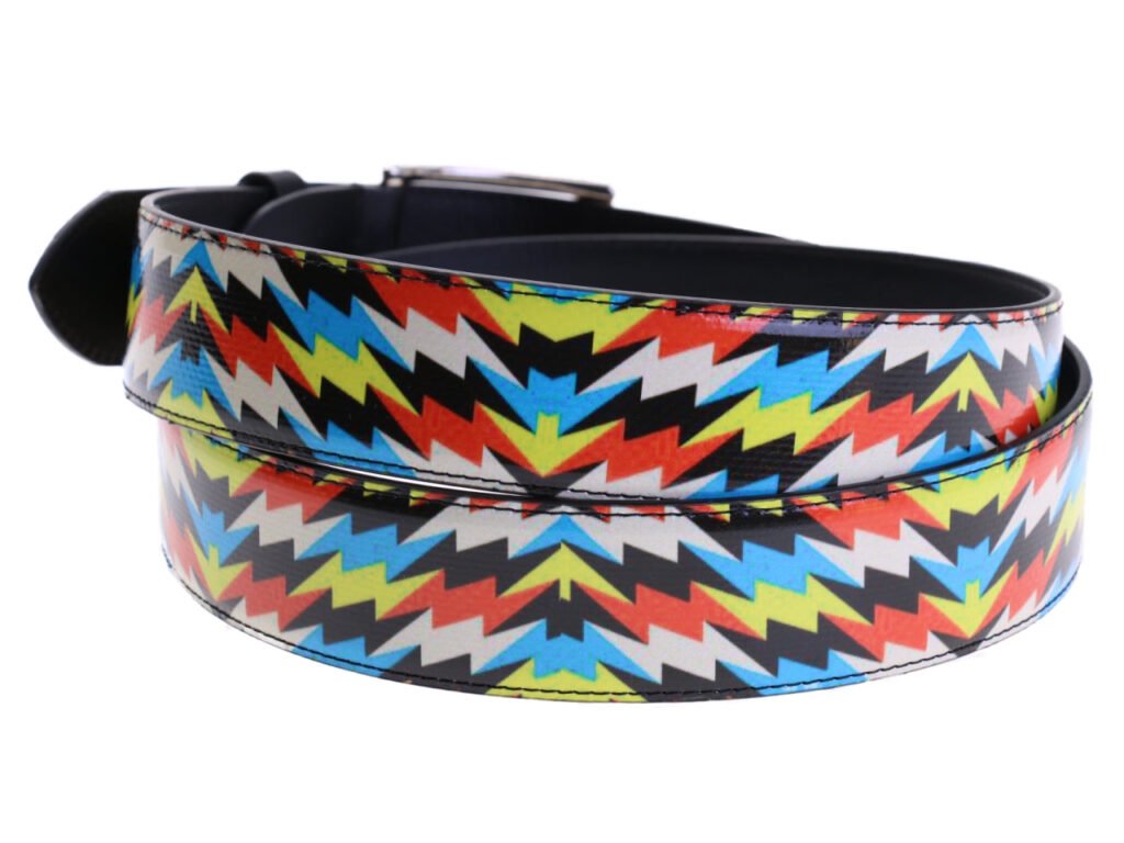 CINTURA DA UOMO MULTICOLORE CON FANTASIA GEOMETRICA REALIZZATA IN TELONE DA CAMION.