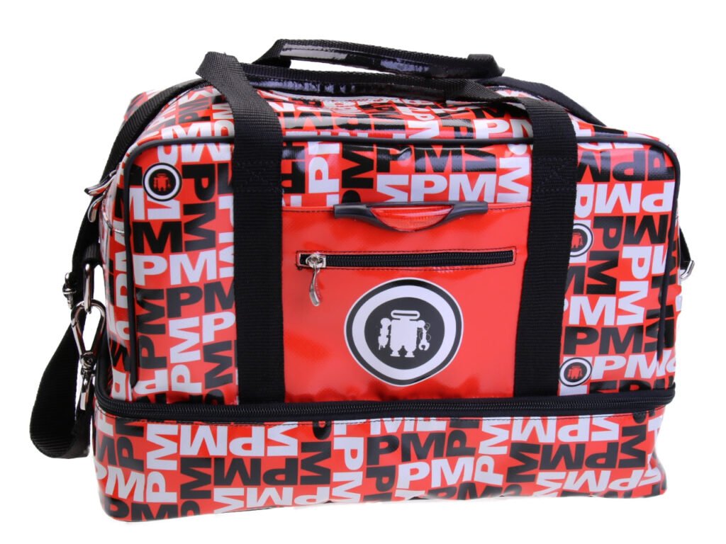 BORSA PER BAGAGLI A MANO ROSSA CON SCRITTE FANTASIA 40 X 20 X 25 CM. MODELLO FLYME REALIZZATO CON TELONE DI CAMION.