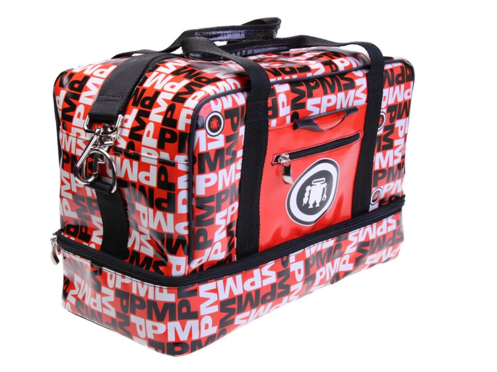 BORSA PER BAGAGLI A MANO ROSSA CON SCRITTE FANTASIA 40 X 20 X 25 CM. MODELLO FLYME REALIZZATO CON TELONE DI CAMION.
