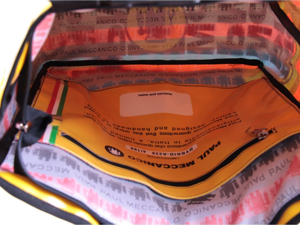 CARTELLA E ZAINO 2 IN 1 DI COLORE NERO CON FANTASIA ANIMALIER. MODELLO IBRIDO REALIZZATO CON TELONI DI CAMION.