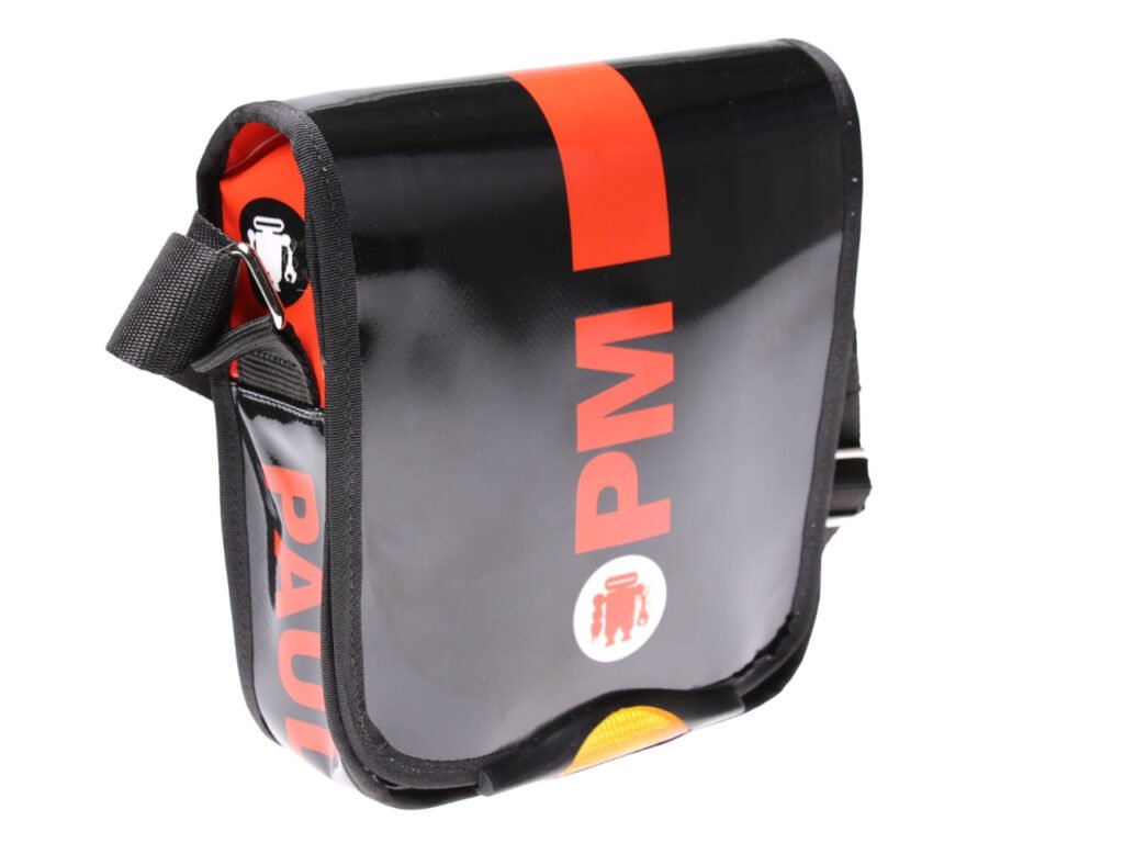 ...BORSA CROSSBODY NERA E ROSSA. MODELLO MIPOK IN TELONE DA CAMION.