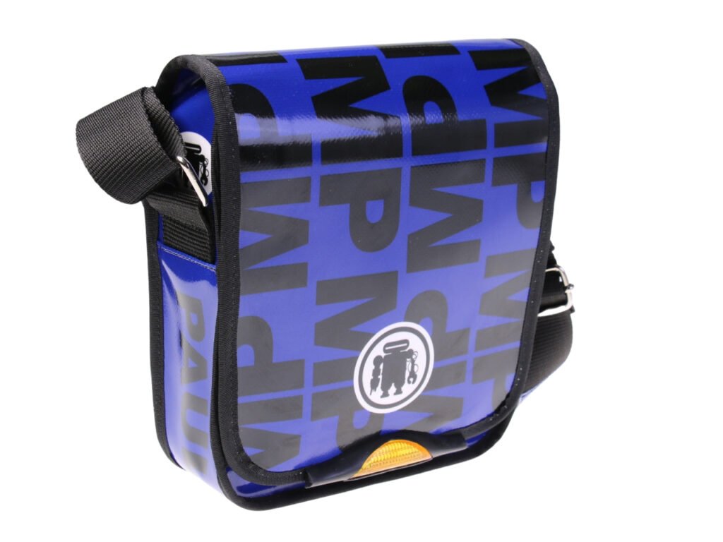 ...BORSA CROSSBODY NERA E BLU. MODELLO MIPOK IN TELONE DA CAMION.