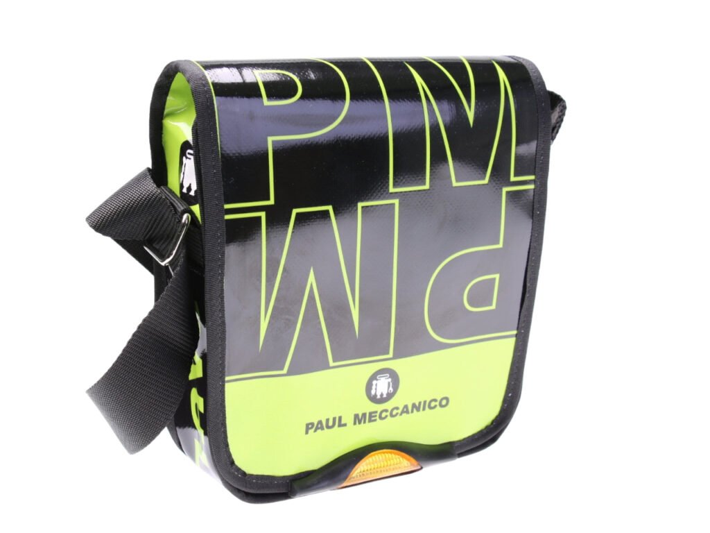 ...BORSA CROSSBODY NERA E LIME. MODELLO MIPOK IN TELONE DA CAMION.