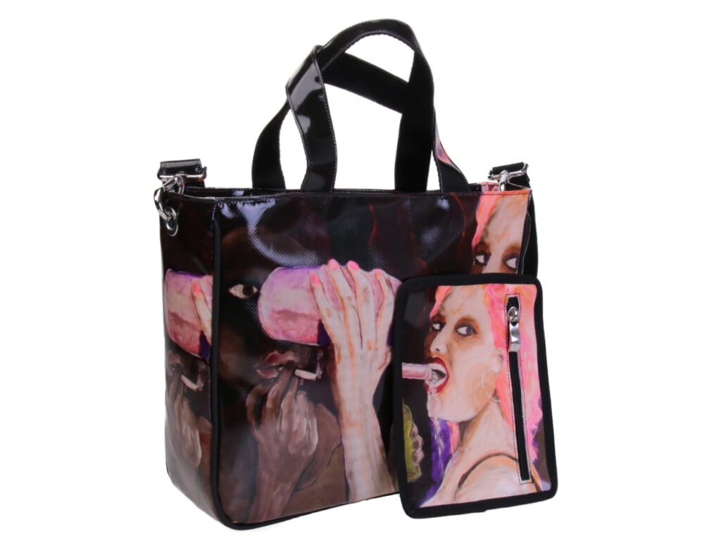 TOTE BAG "FIESTA" DI PAUL ALBERT DARI. MODELLO GLAM REALIZZATO CON TELONI DI CAMION. LIBRO "LA PITTURA E' DONNA INCLUSO NEL PREZZO".